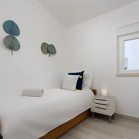 Bright - 5min To The By Lovelystay