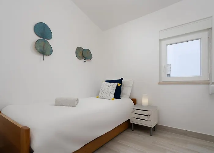 Bright - 5min To The By Lovelystay