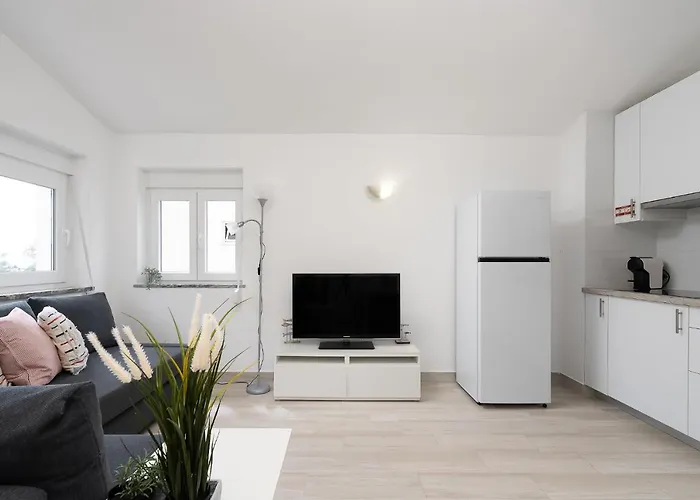 Bright - 5min To The By Lovelystay