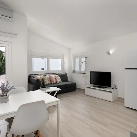 Apartment Bright - 5min To The By Lovelystay