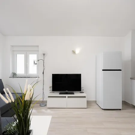 Bright - 5min To The By Lovelystay