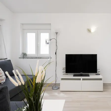 Bright - 5min To The By Lovelystay Apartment *